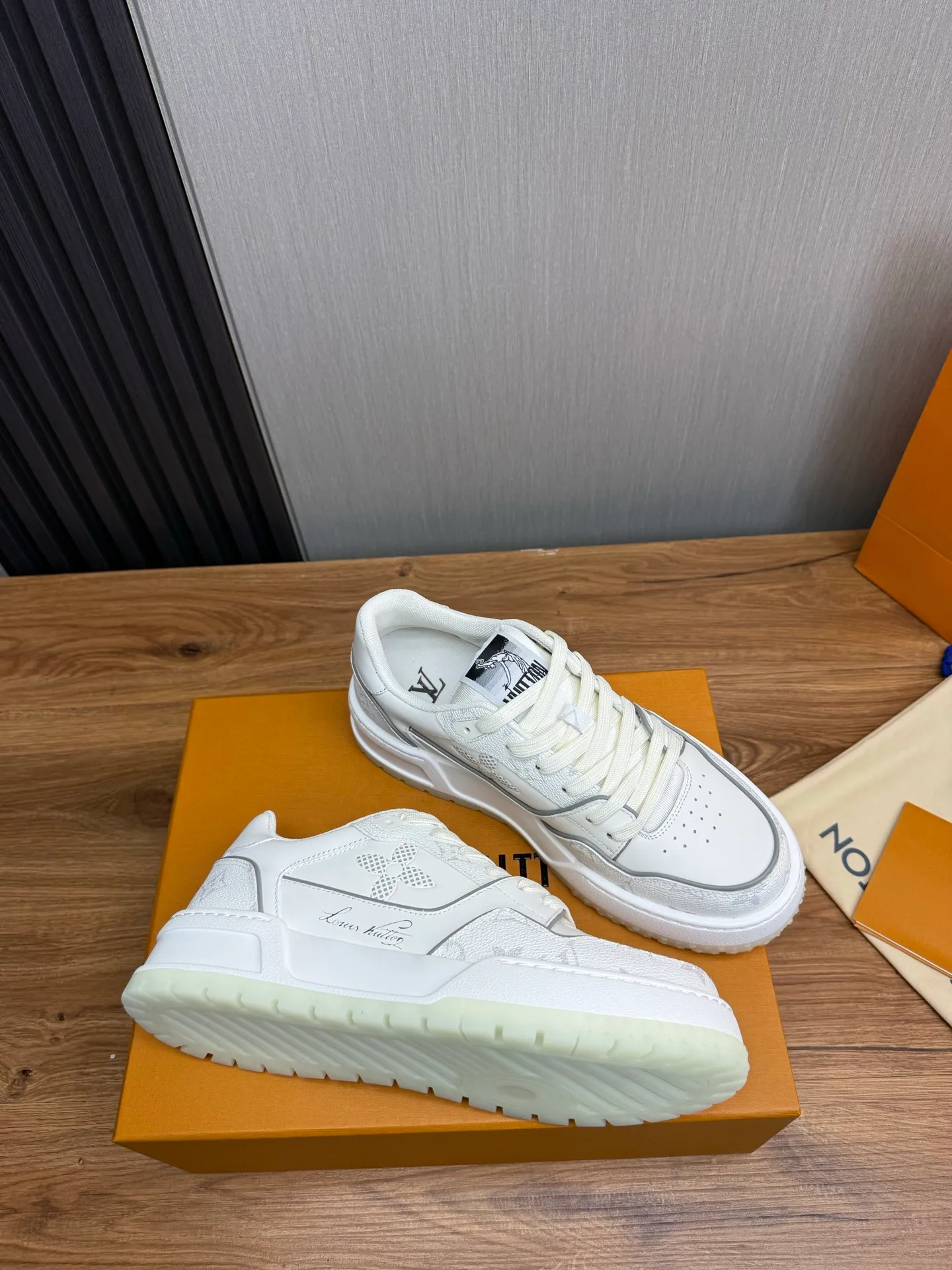 Men's shoes 💰860💰 LV. High version counters are on sale at the same time ⬆️ Men's new sneakers 🔥 The uppers are imported cowhide; "High-end, high-end, classy, ​​noble" workmanship is exquisite (original cowhide is used inside), soles: Original outsole specially provided by the original factory, taken in real life 🎬. Yardage: 38-44. (38.45 can be customized)
